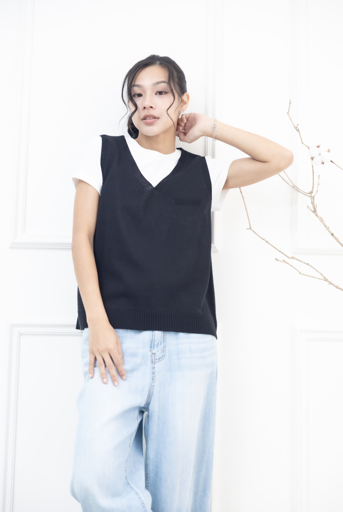 조끼 領口.兩側橫紋針織背心 / 黑色