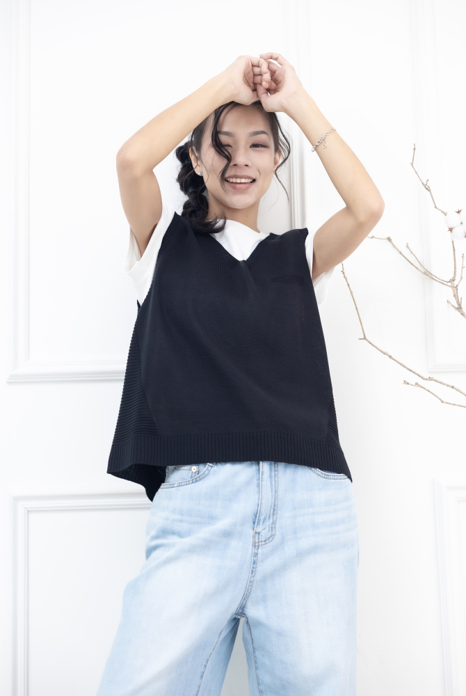 조끼 領口.兩側橫紋針織背心 / 黑色