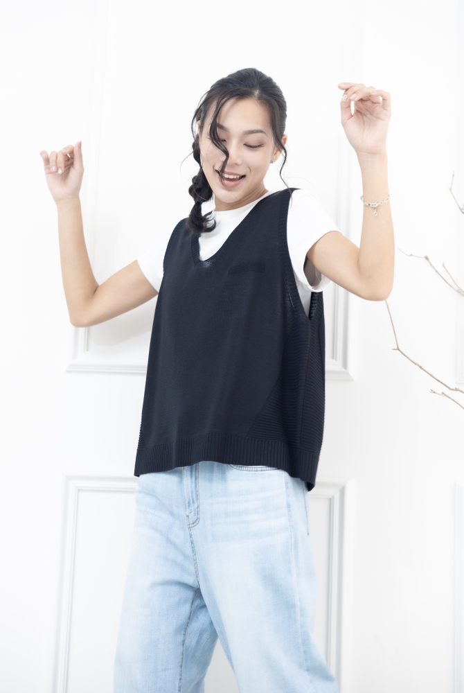 조끼 領口.兩側橫紋針織背心 / 黑色