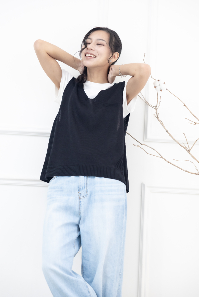 조끼 領口.兩側橫紋針織背心 / 黑色