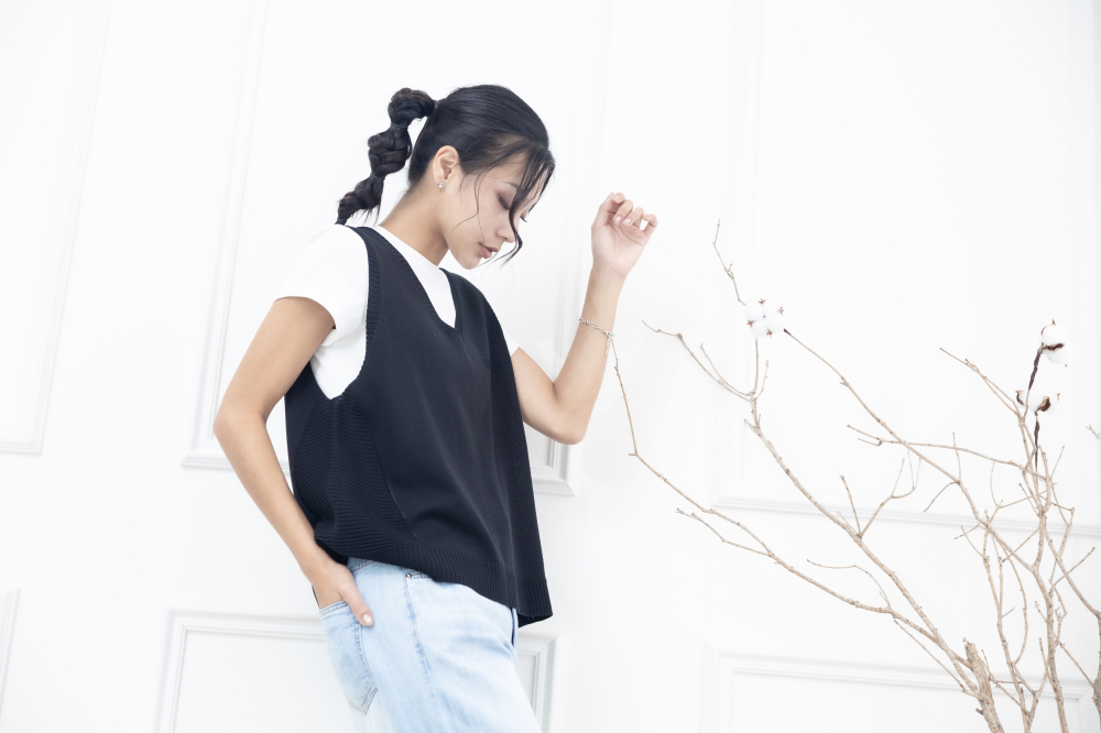 조끼 領口.兩側橫紋針織背心 / 黑色