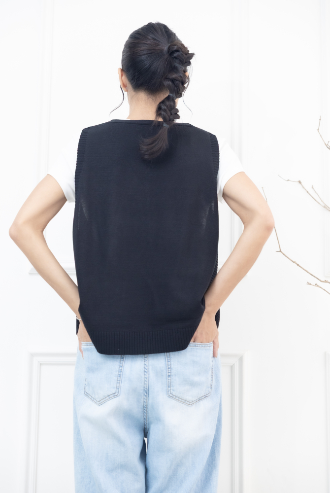 조끼 領口.兩側橫紋針織背心 / 黑色