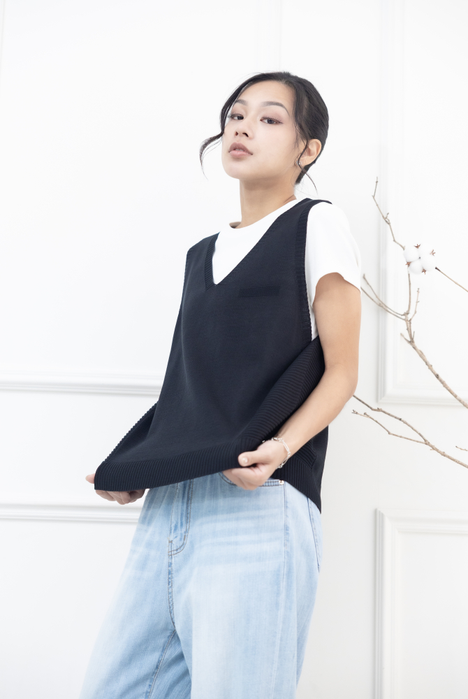 조끼 領口.兩側橫紋針織背心 / 黑色