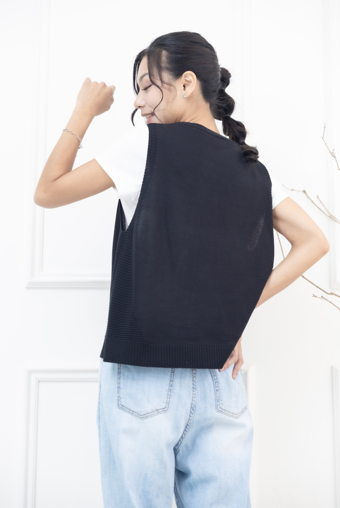 조끼 領口.兩側橫紋針織背心 / 黑色