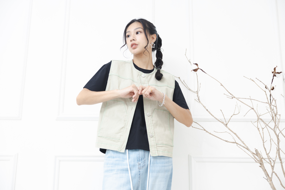 조끼 金屬釘扣長方口袋背心 / 卡其綠色