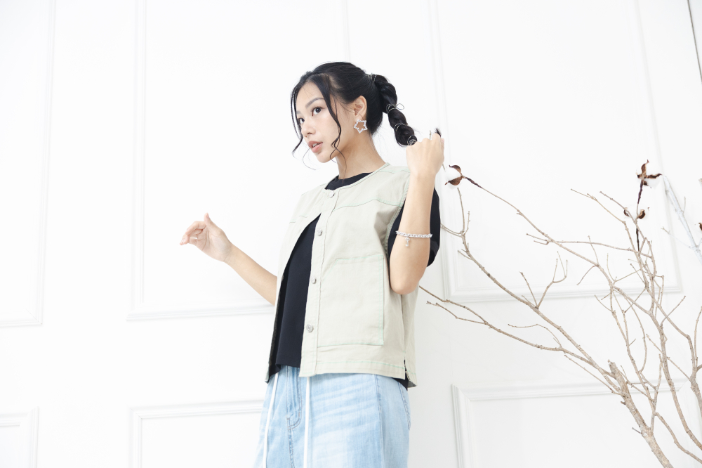 조끼 金屬釘扣長方口袋背心 / 卡其綠色