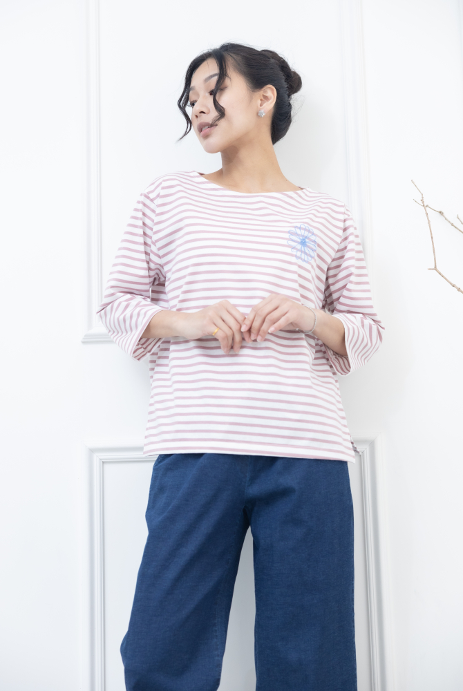 긴팔 粉紅色條紋電繡藍菊花上衣 / 白底