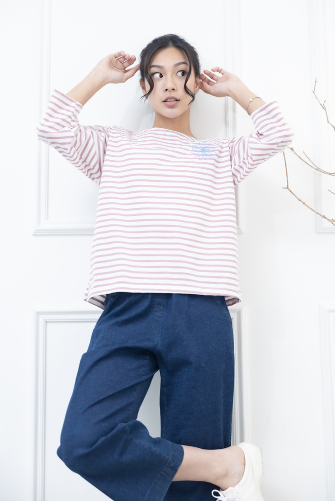 긴팔 粉紅色條紋電繡藍菊花上衣 / 白底