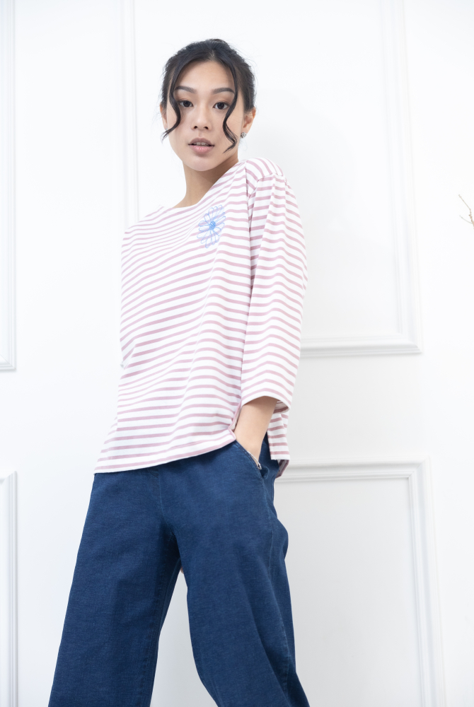 긴팔 粉紅色條紋電繡藍菊花上衣 / 白底