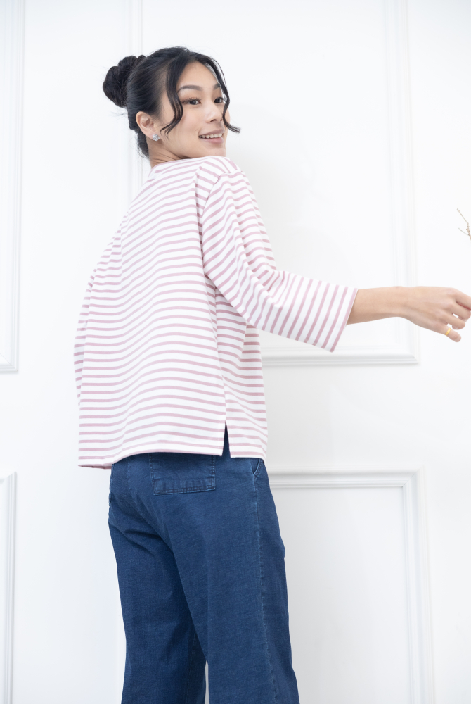 긴팔 粉紅色條紋電繡藍菊花上衣 / 白底