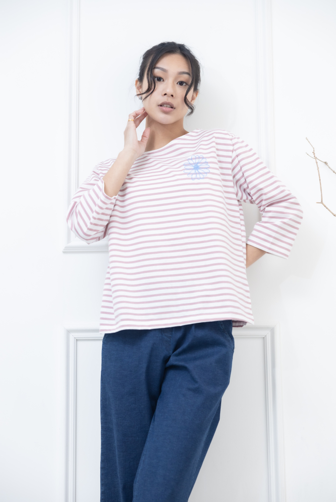 긴팔 粉紅色條紋電繡藍菊花上衣 / 白底