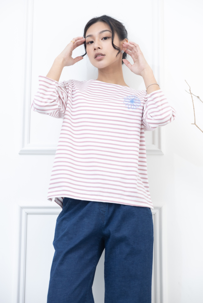 긴팔 粉紅色條紋電繡藍菊花上衣 / 白底