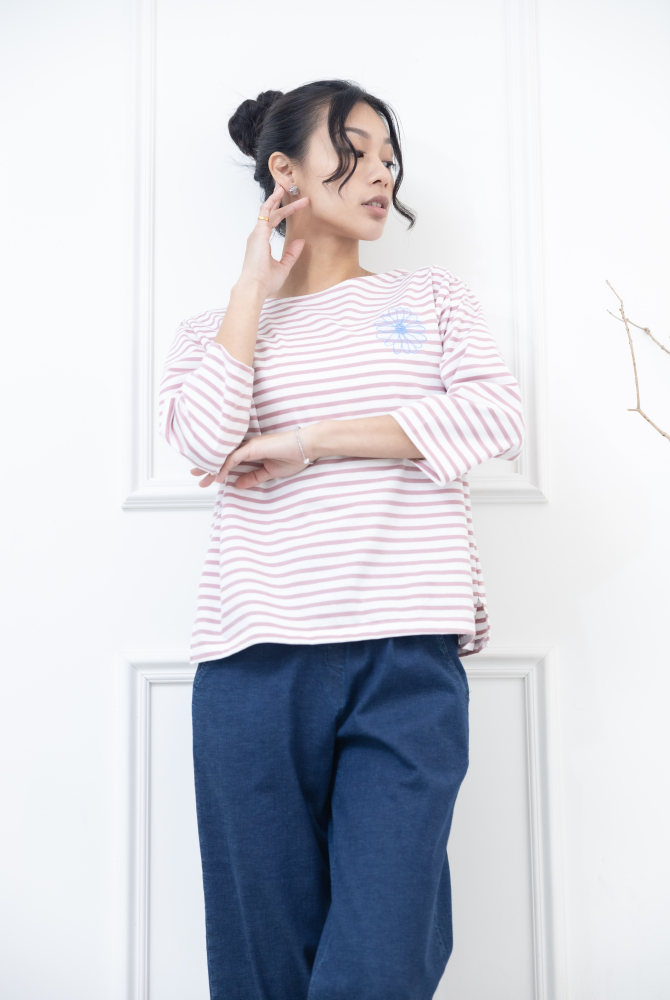 긴팔 粉紅色條紋電繡藍菊花上衣 / 白底