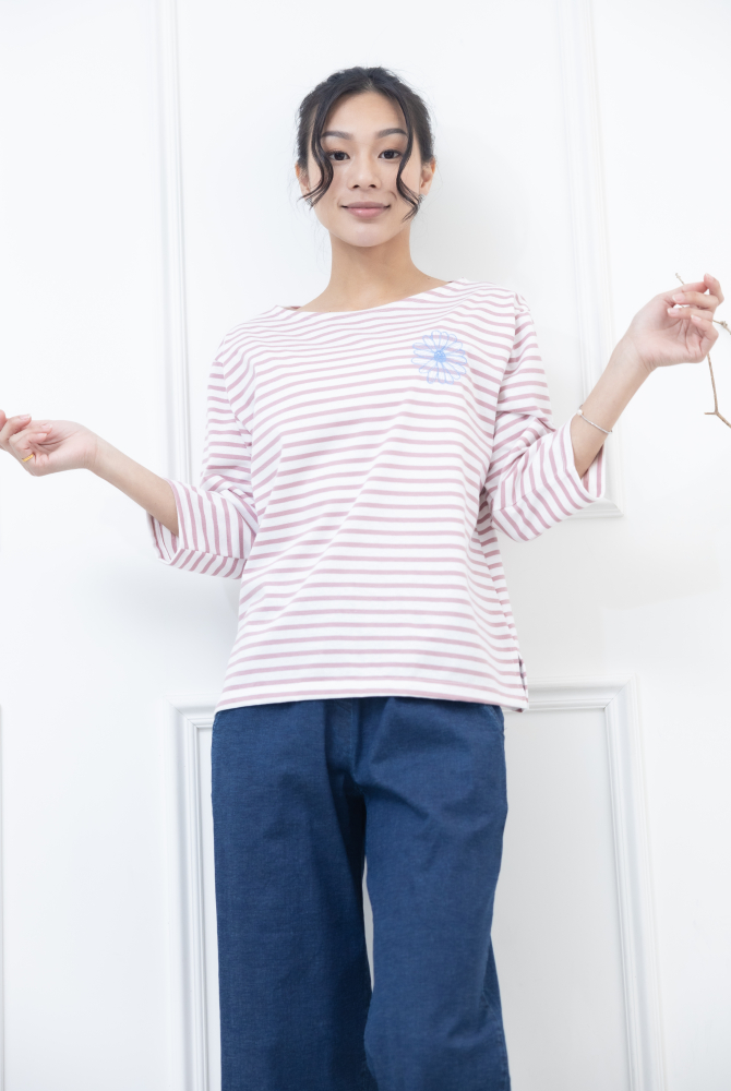 긴팔 粉紅色條紋電繡藍菊花上衣 / 白底