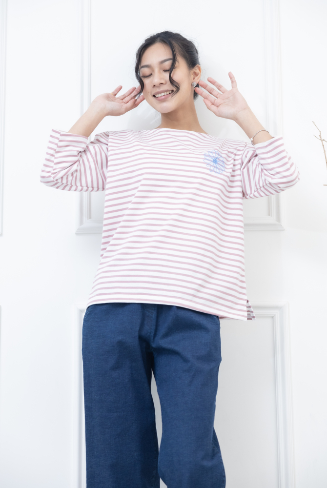 긴팔 粉紅色條紋電繡藍菊花上衣 / 白底