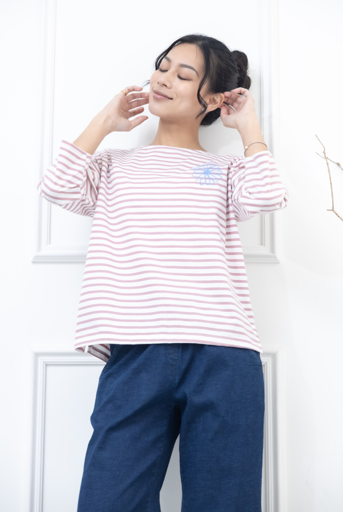 긴팔 粉紅色條紋電繡藍菊花上衣 / 白底