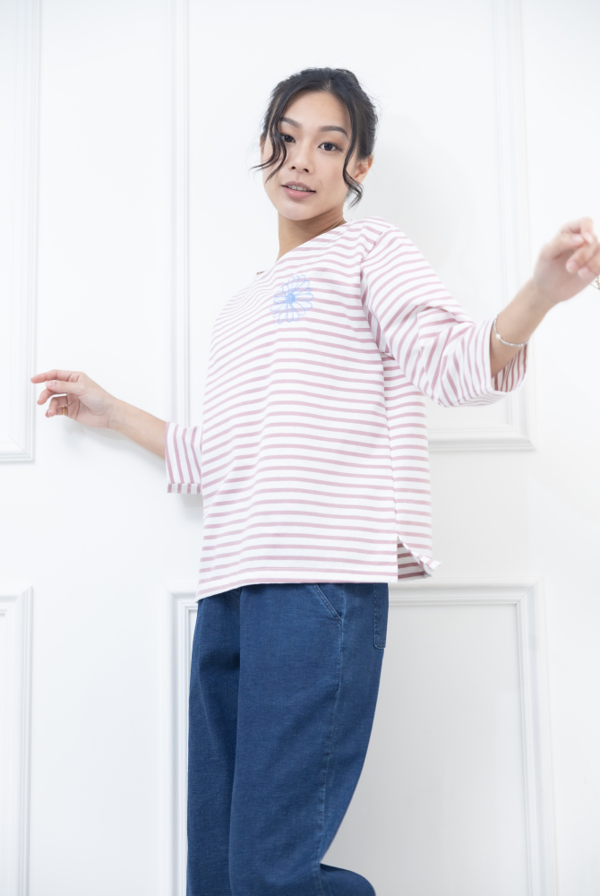 긴팔 粉紅色條紋電繡藍菊花上衣 / 白底