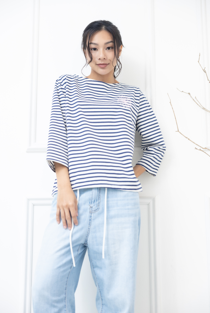 긴팔 藍色條紋電繡粉色菊花上衣 / 白底