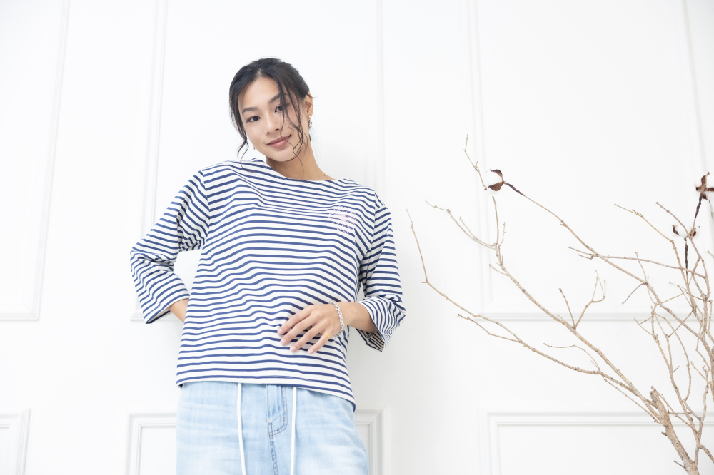 긴팔 藍色條紋電繡粉色菊花上衣 / 白底