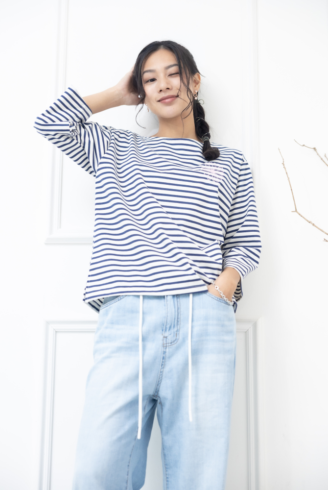 긴팔 藍色條紋電繡粉色菊花上衣 / 白底