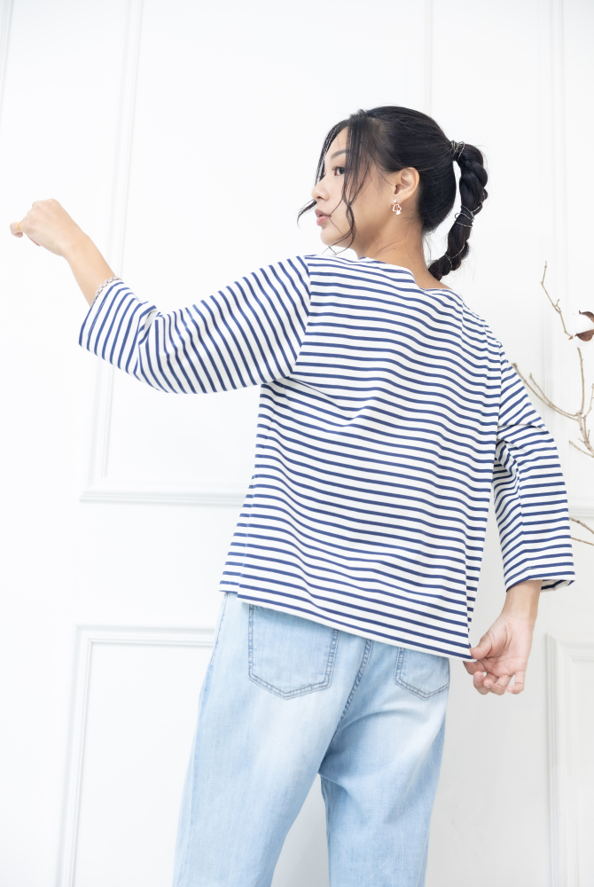 긴팔 藍色條紋電繡粉色菊花上衣 / 白底