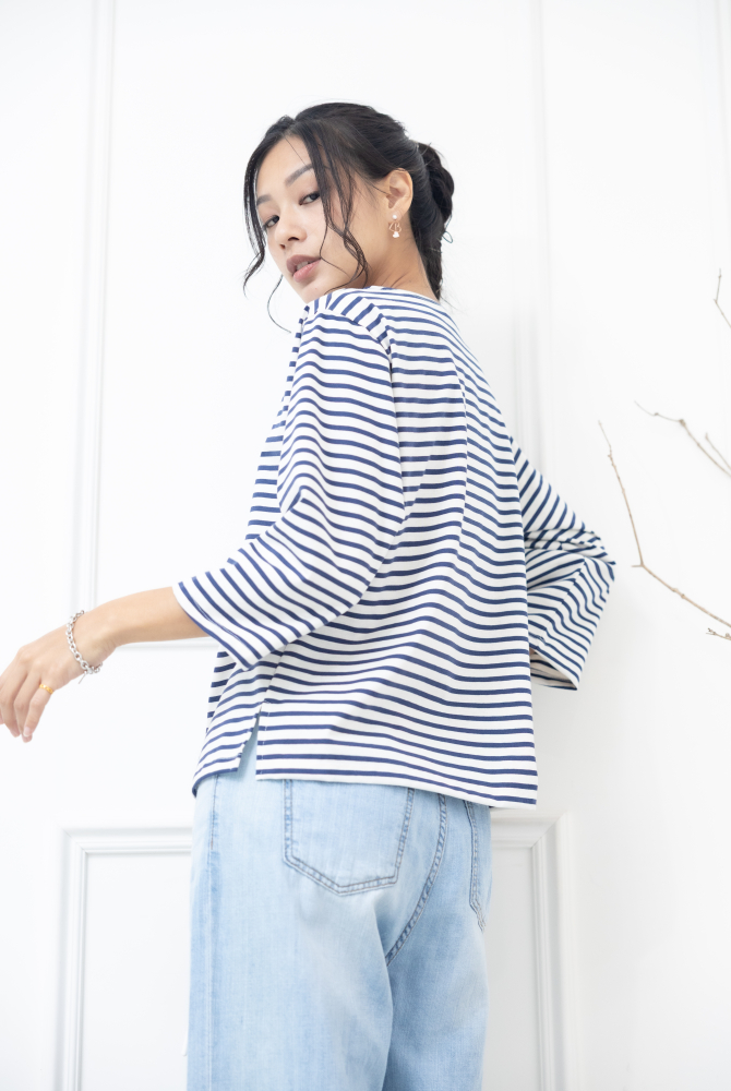 긴팔 藍色條紋電繡粉色菊花上衣 / 白底