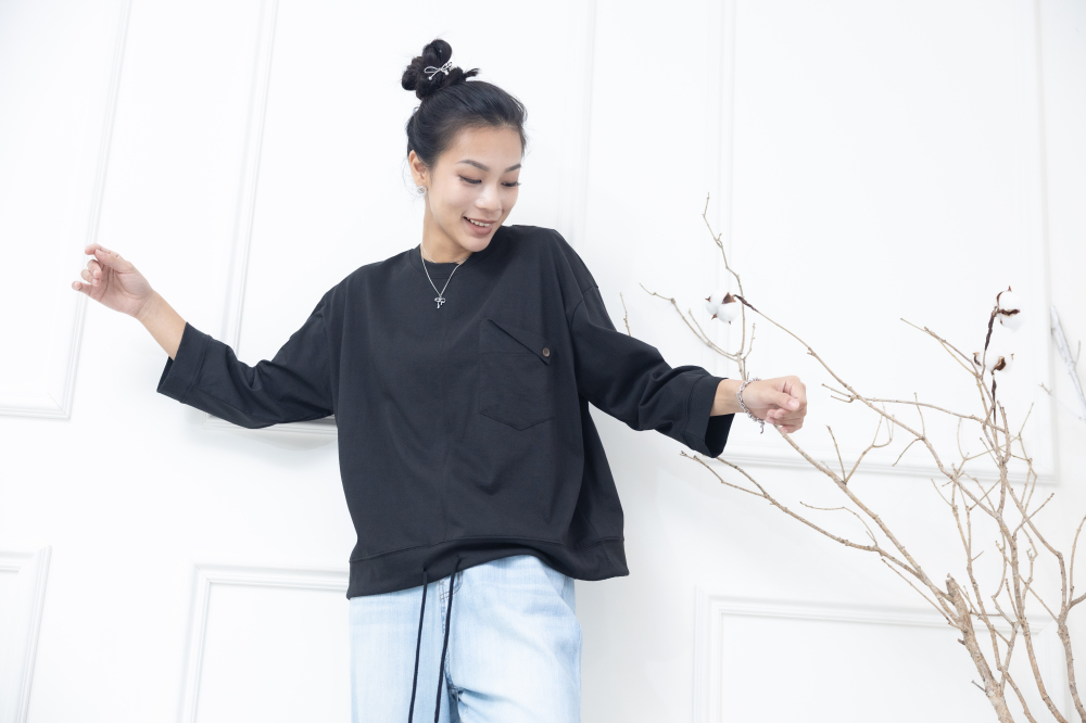 긴팔 左胸反摺口袋下擺抽繩七分袖上衣 / 黑色