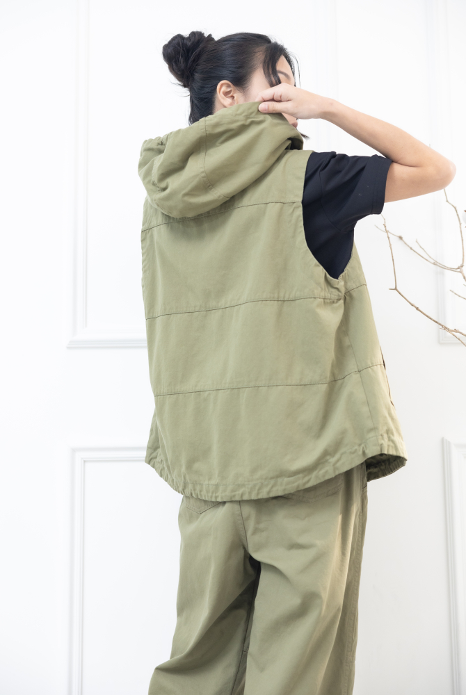 조끼 連帽抽繩橫縫線傘狀背心 / 軍綠色