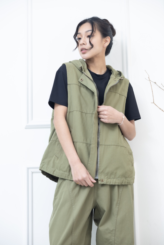 조끼 連帽抽繩橫縫線傘狀背心 / 軍綠色