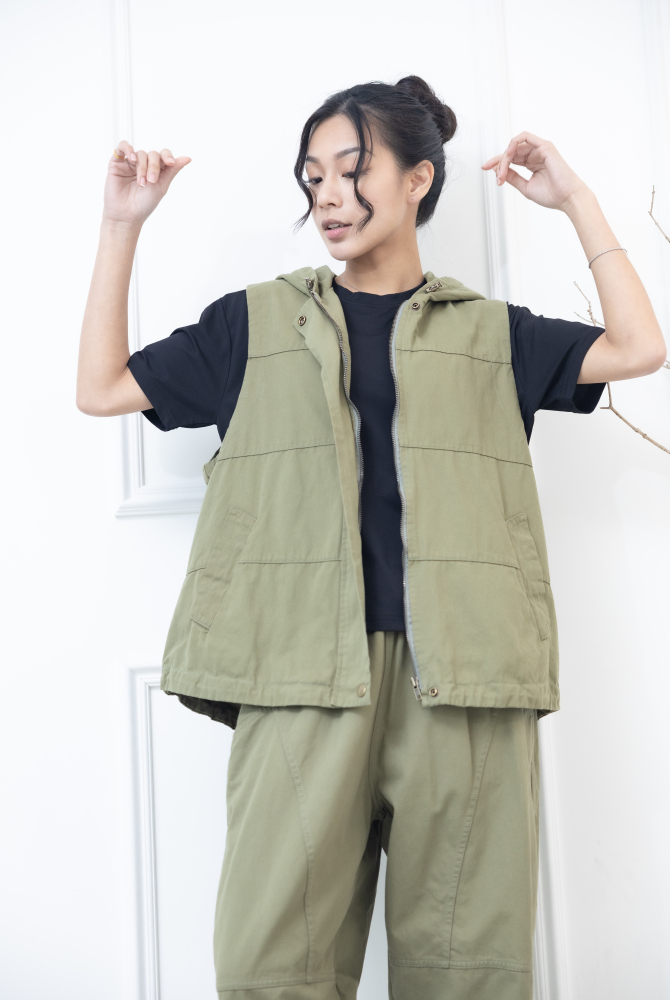 조끼 連帽抽繩橫縫線傘狀背心 / 軍綠色
