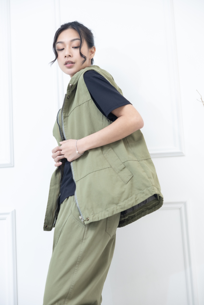 조끼 連帽抽繩橫縫線傘狀背心 / 軍綠色