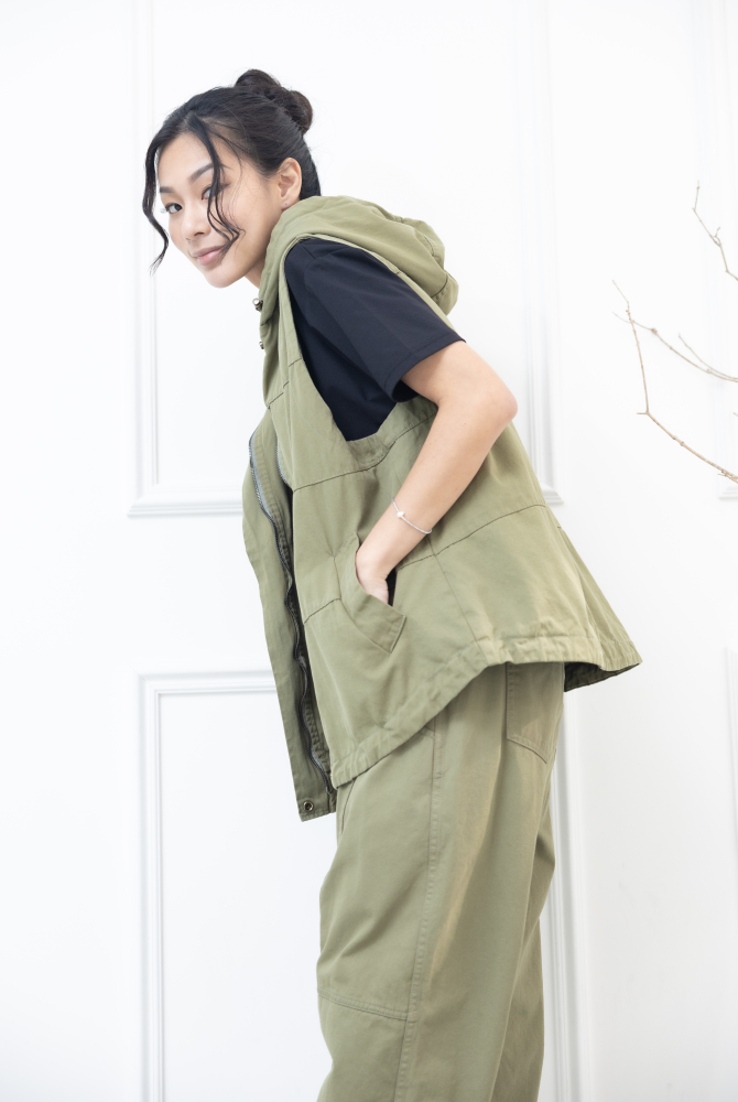 조끼 連帽抽繩橫縫線傘狀背心 / 軍綠色