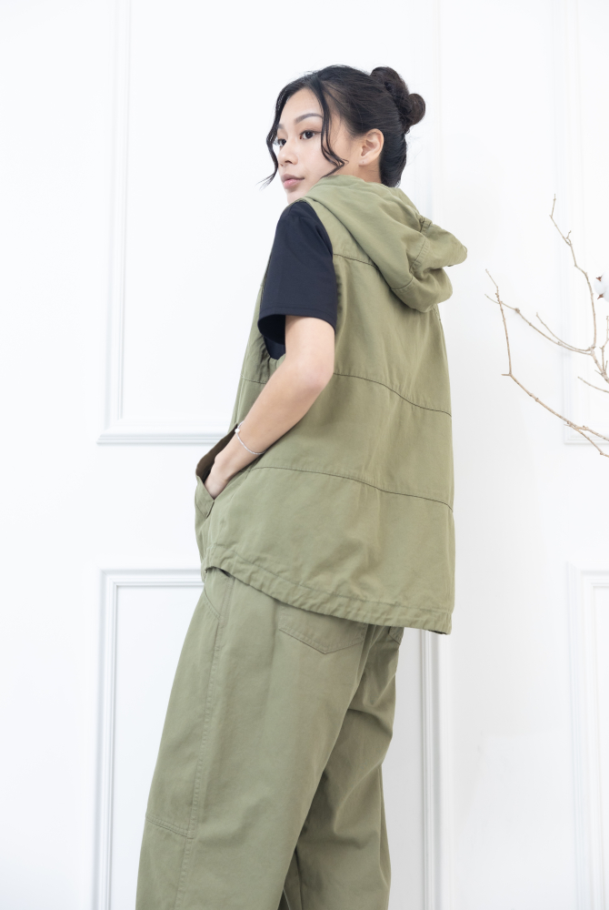 조끼 連帽抽繩橫縫線傘狀背心 / 軍綠色