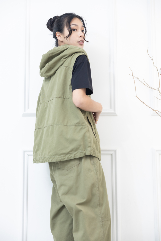 조끼 連帽抽繩橫縫線傘狀背心 / 軍綠色