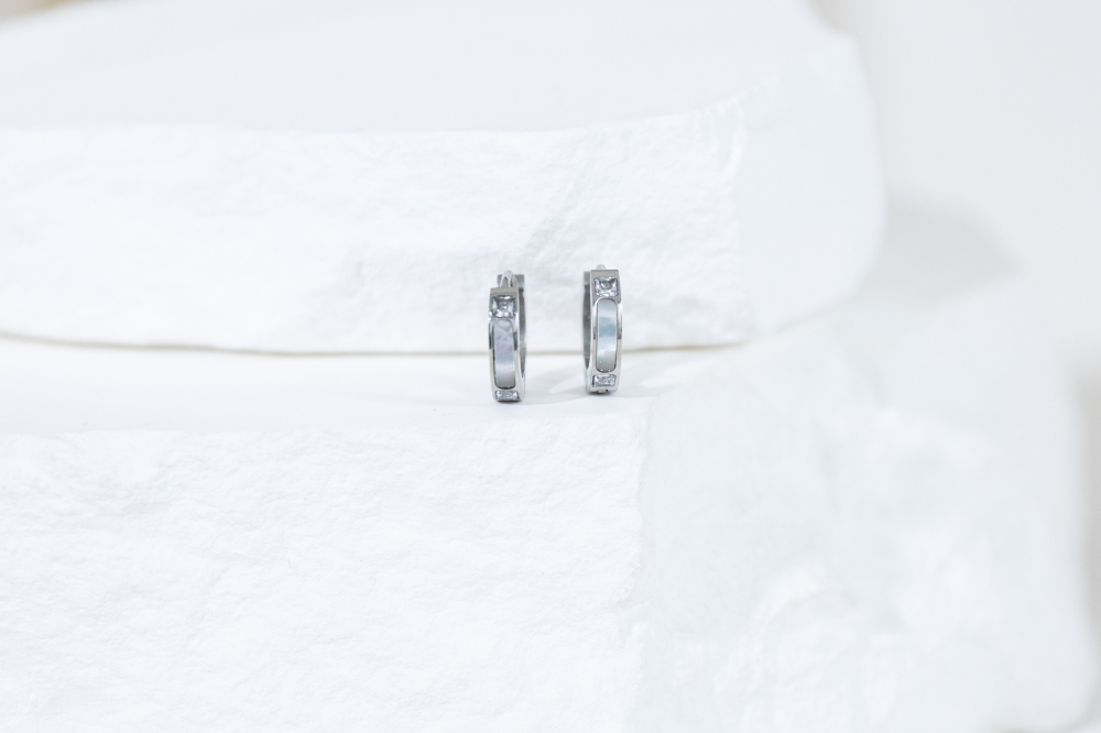 귀걸이 貝殼紋鋯石圈型耳環 / 銀色