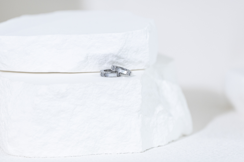 귀걸이 貝殼紋鋯石圈型耳環 / 銀色