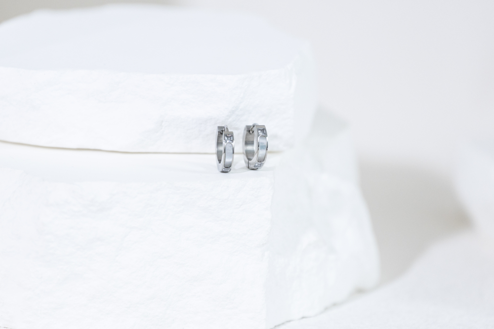 귀걸이 貝殼紋鋯石圈型耳環 / 銀色