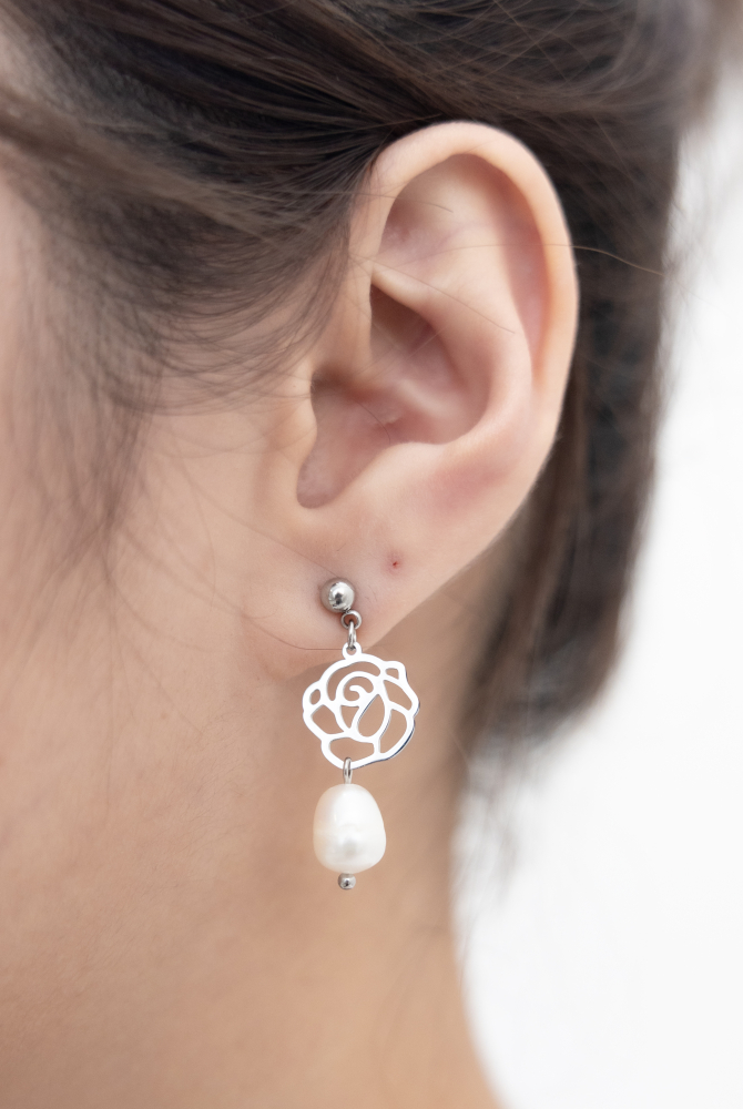 귀걸이 線條玫瑰花綴珍珠垂墜式耳環 /  銀色