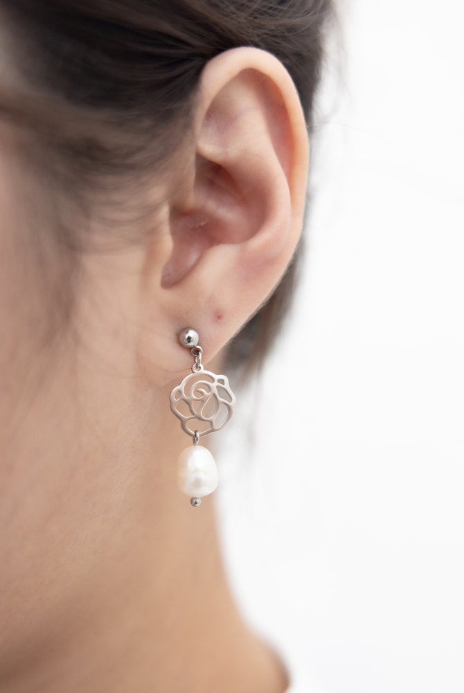 귀걸이 線條玫瑰花綴珍珠垂墜式耳環 /  銀色