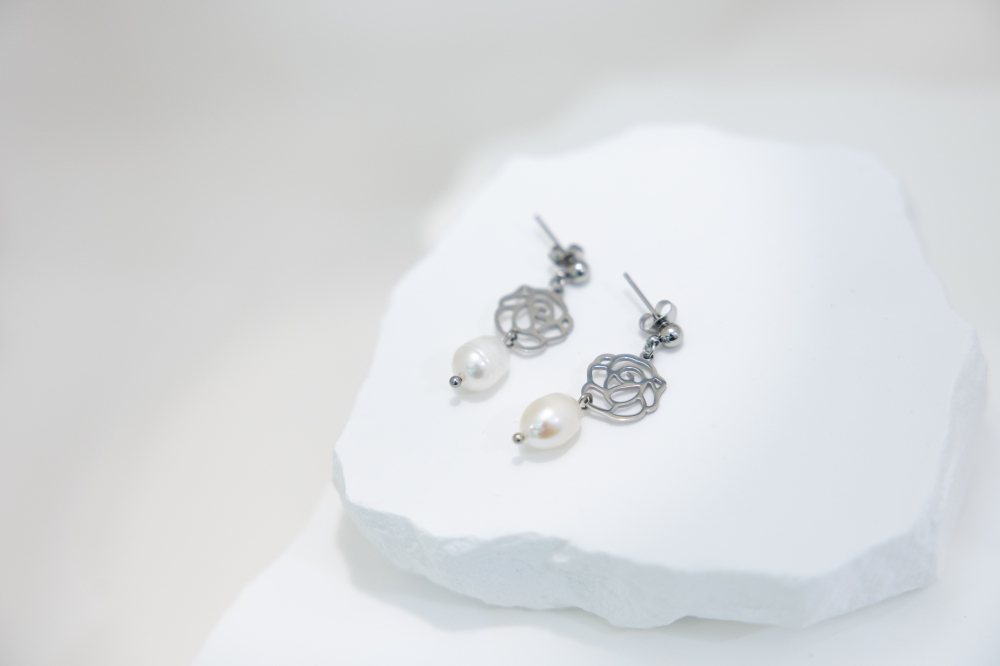 귀걸이 線條玫瑰花綴珍珠垂墜式耳環 /  銀色