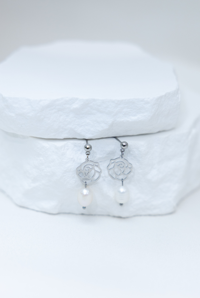 귀걸이 線條玫瑰花綴珍珠垂墜式耳環 /  銀色