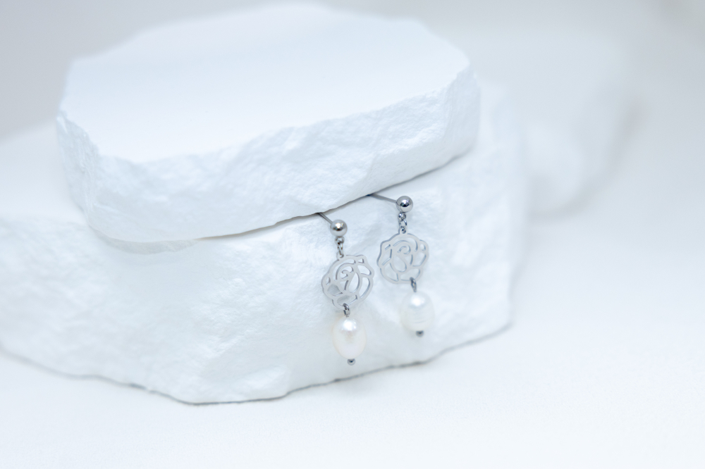 귀걸이 線條玫瑰花綴珍珠垂墜式耳環 /  銀色