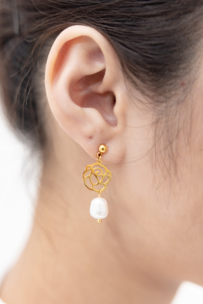 귀걸이 線條玫瑰花綴珍珠垂墜式耳環 /  金色