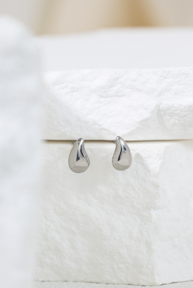 귀걸이 立體小水滴耳環 / 銀色