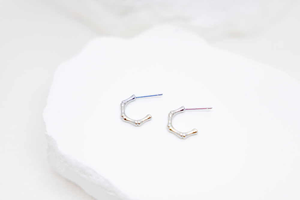 귀걸이 半圈細骨節耳環 / 銀色