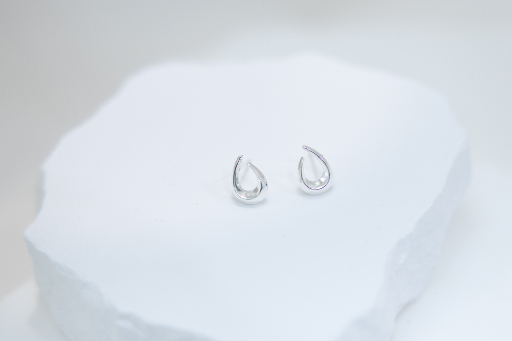 귀걸이 空心水滴耳環 / 銀色