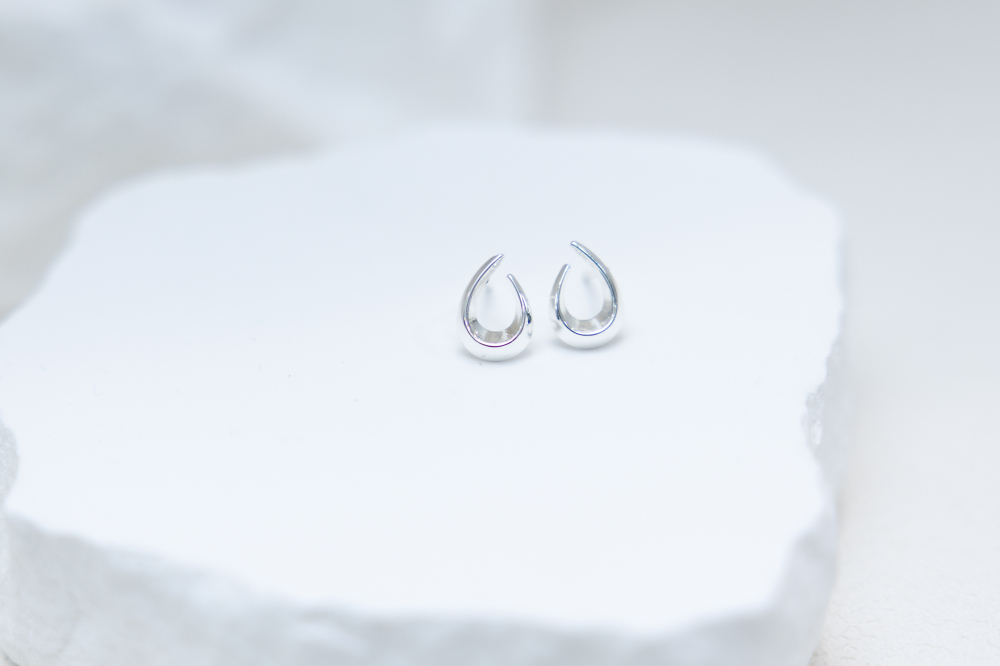 귀걸이 空心水滴耳環 / 銀色