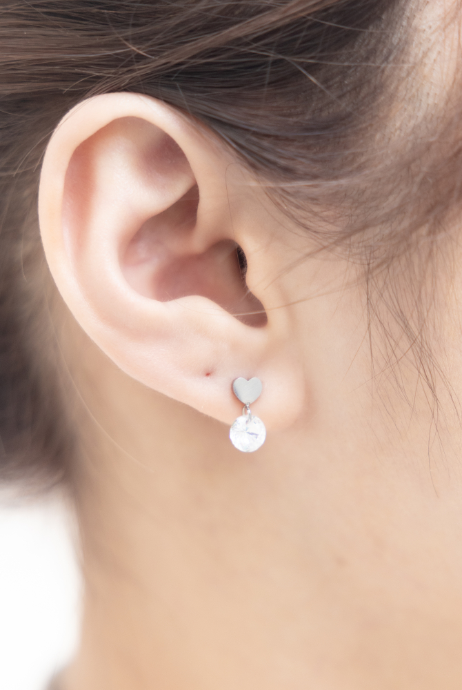 귀걸이 愛心墜鋯石垂墜耳環 / 銀色