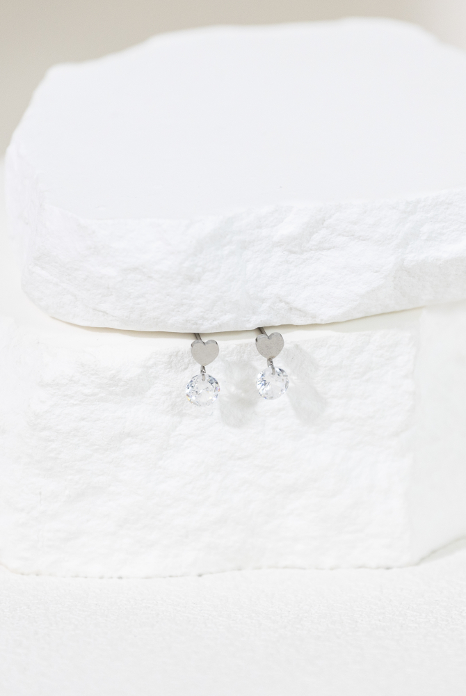 귀걸이 愛心墜鋯石垂墜耳環 / 銀色