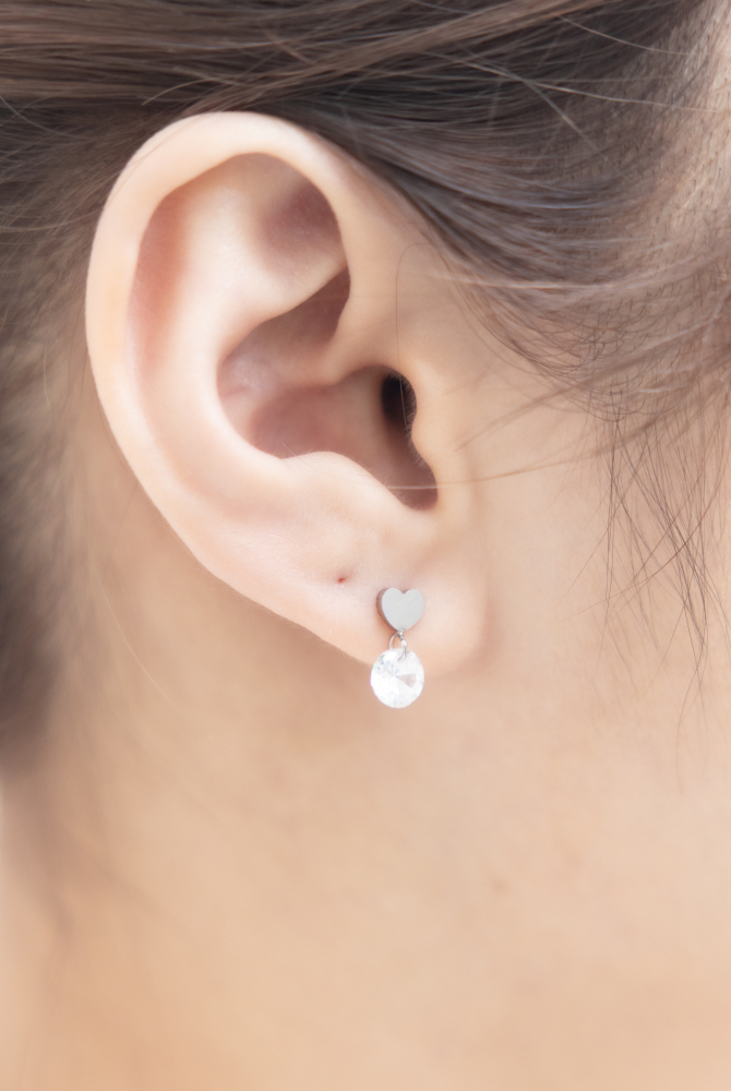 귀걸이 愛心墜鋯石垂墜耳環 / 銀色